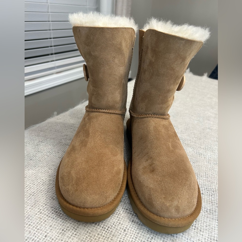 UGG Bailey Button 2 - Picture 9 of 15
